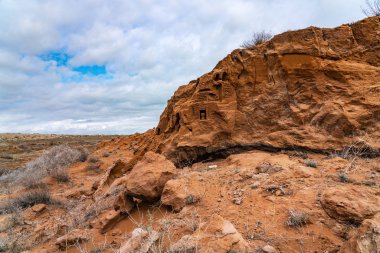 Tarlada bir kum yığını