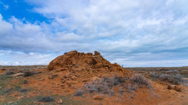 Tarlada bir kum yığını