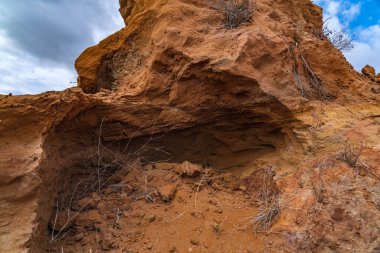 Tarlada bir kum yığını
