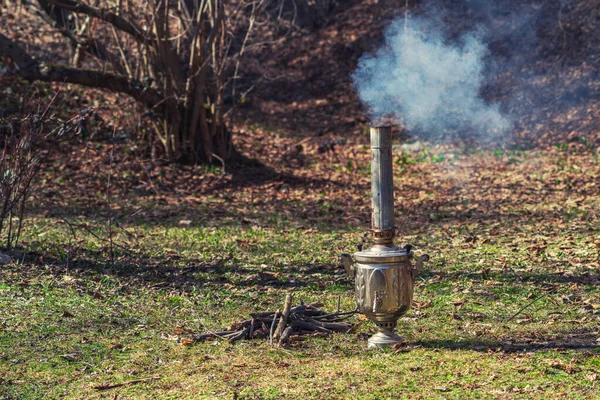 Een Rokende Samovar Een Picknick — Stockfoto