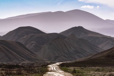 Dağlara giden toprak yol.
