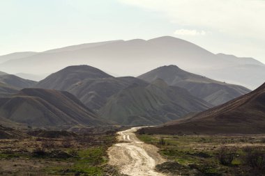 Dağlara giden toprak yol.