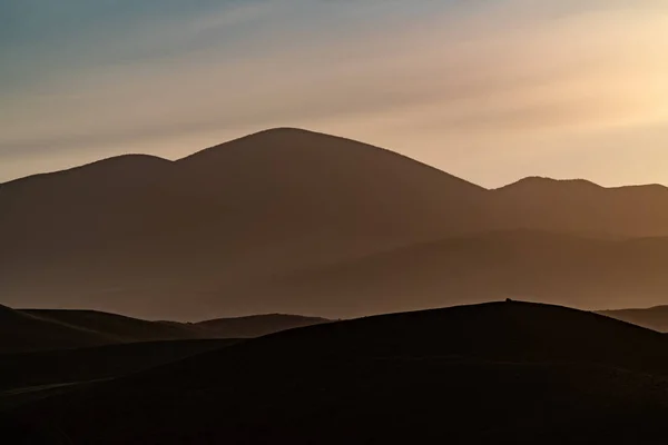 Sis Içindeki Dağ Sırtı Arazisi — Stok fotoğraf