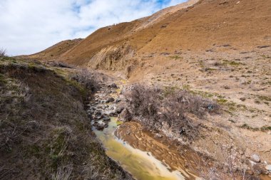 Zehirli sarı suyla kirlenmiş nehir
