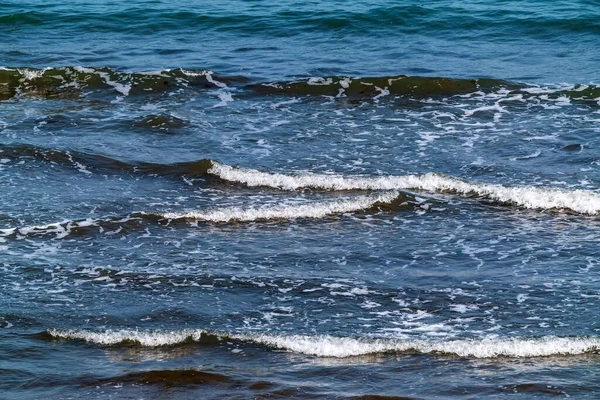 Kleine Golven Een Leeg Strand — Stockfoto