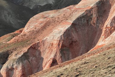 İnanılmaz kızıl dağın zirvesi