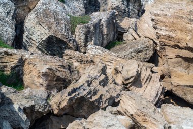 Kıyıdaki kaya parçaları