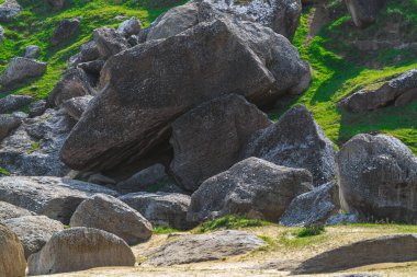 Kıyıdaki kaya parçaları