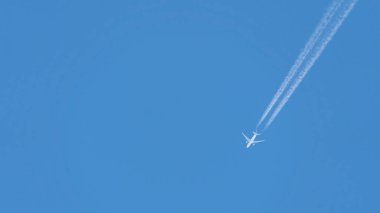 Temiz gökyüzünde uçak izi.