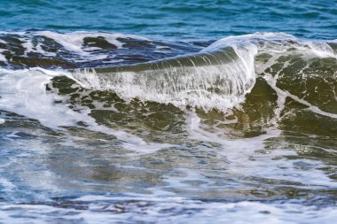 Sahilde büyük dalgalar sıçrıyor