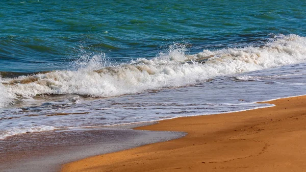 Splash Grandi Onde Sulla Spiaggia Sabbia — Foto Stock