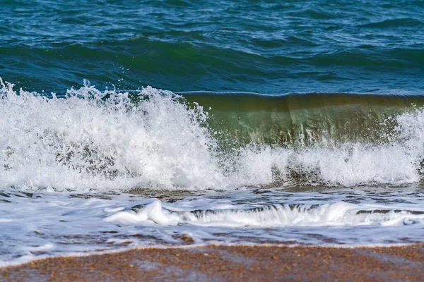 Splash Grandi Onde Sulla Spiaggia — Foto Stock