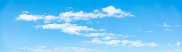 Όμορφα Σύννεφα Ένα Μπλε Ουρανό Ευρύ Πανόραμα — Φωτογραφία Αρχείου