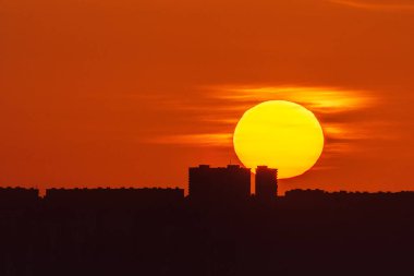 Şehrin üzerinde güneş doğuyor.