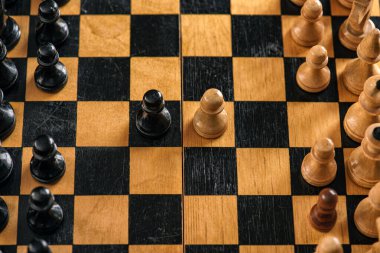 Klasik el yapımı ahşap satranç tahtası ve rakamları