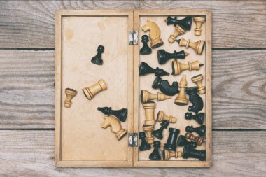 Klasik tahta satranç tahtası ve figürler