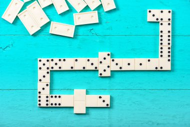 Mavi ahşap bir masada domino oynamak