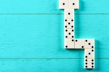 Mavi ahşap bir masada domino oynamak