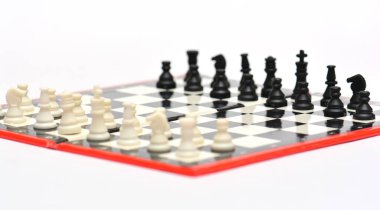 Taşınabilir satranç tahtası ve beyaz üzerinde izole figürler