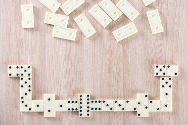 Tahta bir masada domino oynamak.