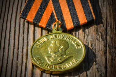 1941-1945 Büyük Vatanseverlik Savaşı 'nda Almanya' ya karşı kazanılan zafer madalyası. 2. Dünya Savaşı SSCB askeri ödülü, Sovyetler Birliği Mareşali üniforması içindeki Joseph Stalin profili.