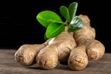 Ahşap arka planda taze zencefil