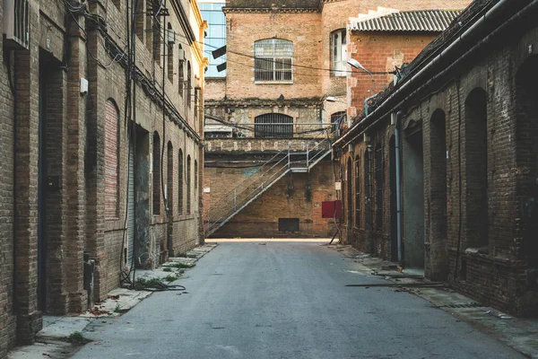 Steeg van een oude fabriek — Stockfoto