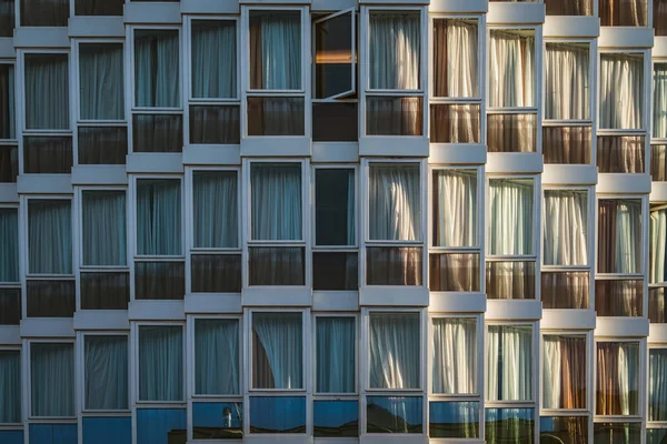 Eclectisch glazen gevel van een gebouw — Stockfoto