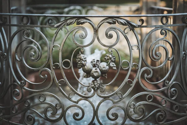 Cerca de ferro fundido decorativo antigo — Fotografia de Stock
