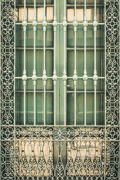 アンティーク錬鉄製の窓グリル — ストック写真