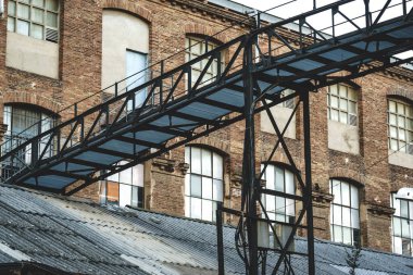 Eski bir fabrikanın demir köprüsü.