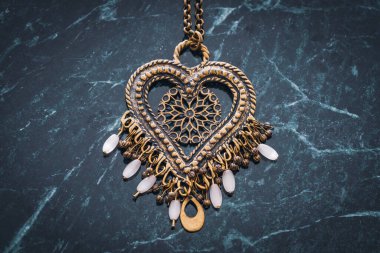 Etnik stil kalp kolyesi