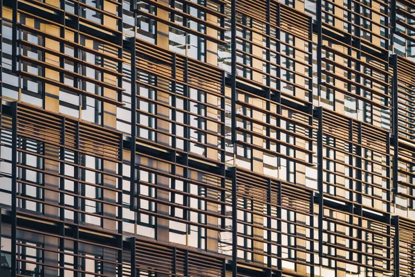 Geometrische Fassade eines Gebäudes — Stockfoto