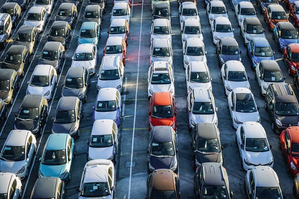 Rijen van nieuwe auto 's te wachten om te worden verkocht — Stockfoto