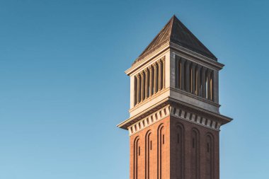 Barselona 'nın Venedik Kulesi, mavi gökyüzünün altında gün batımında