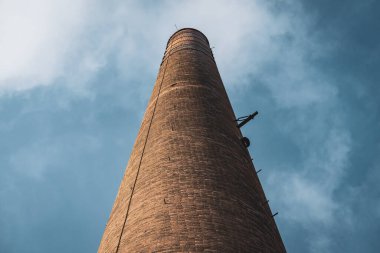 Terk edilmiş bir tekstil fabrikasının eski bacası.