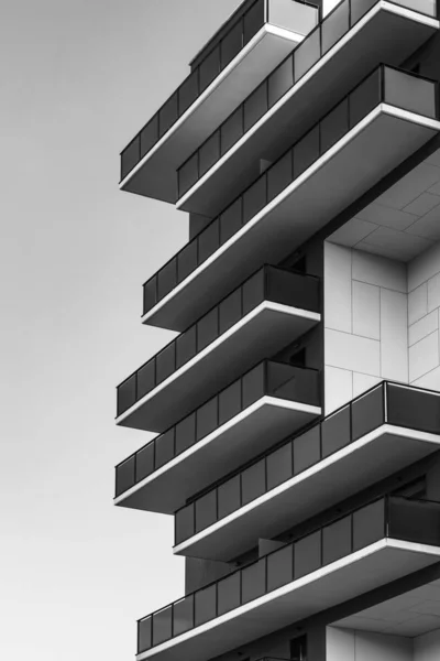 Geometrische Ansicht Einer Wohnhausfassade Voller Balkone Schwarz Weiß — Stockfoto