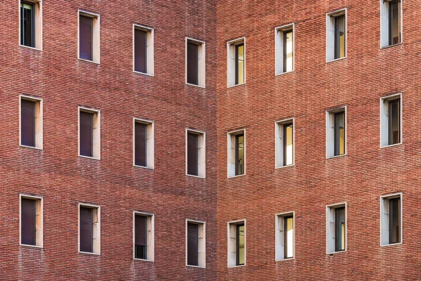 Fachadas Simétricas Antigo Edifício Tijolos — Fotografia de Stock