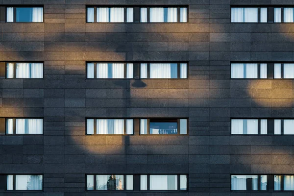 Luz Tarde Sobre Fachada Negra Edificio Urbano Con Largas Ventanas —  Fotos de Stock