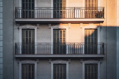 Günbatımı ışıkları neoklasik bir binanın bazı balkonlarını aydınlatıyor