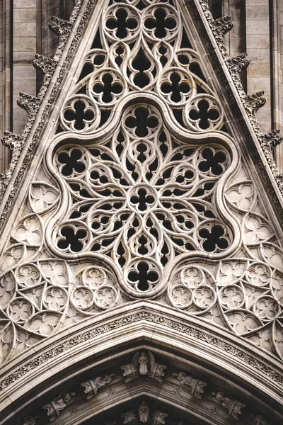 Fenêtre Rose Filigranes Sculptés Devant Une Cathédrale Gothique — Photo