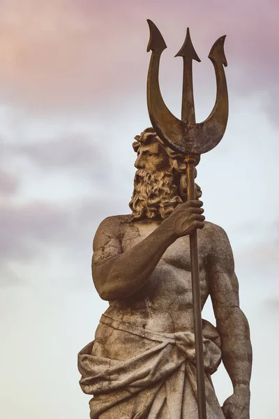 Skulptur Neptunus Med Treudd Solnedgången Himlen — Stockfoto