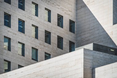 Roma travertin mermerinden yapılmış bir iş binasının mimari geometri görüntüsü