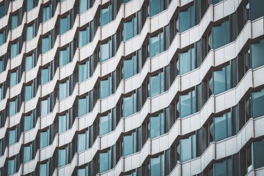 Bir şehir binasının düzensiz dış görünüşü bir model oluşturuyor