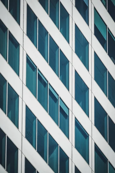 Symmetrische Blaue Fenster Eines Bürogebäudes Aus Aluminium Und Glas — Stockfoto