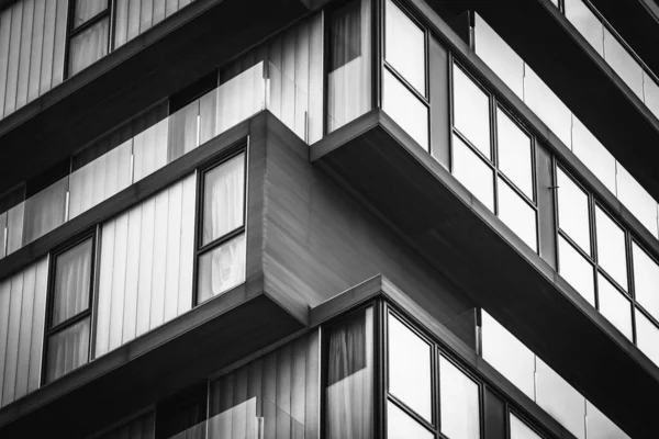 Detail Der Glasbalkone Eines Minimalistischen Städtischen Gebäudes Schwarz Weiß — Stockfoto
