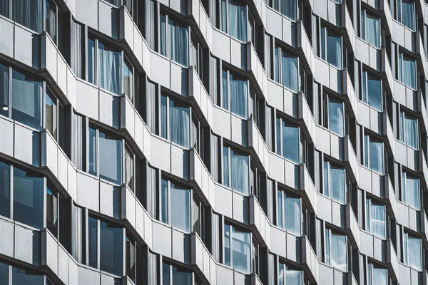 Unregelmäßige Fassade Eines Städtischen Gebäudes Die Ein Muster Erzeugt — Stockfoto