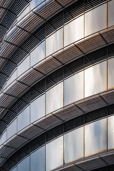 Réflexions Lumineuses Sur Verre Incurvé Des Fenêtres Immeuble Bureaux — Photo