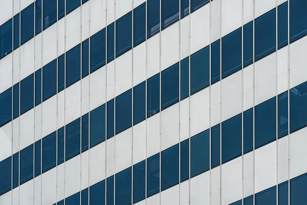Symetryczne Niebieskie Okna Biurowca Wykonanego Aluminium Szkła Obrazek Stockowy