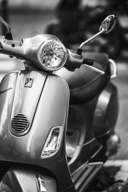 Caddeye park etmiş siyah beyaz motosiklet.